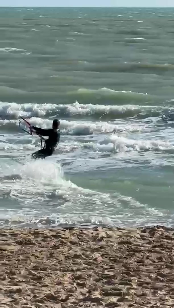 Il rider parte tra le onde di Manfria