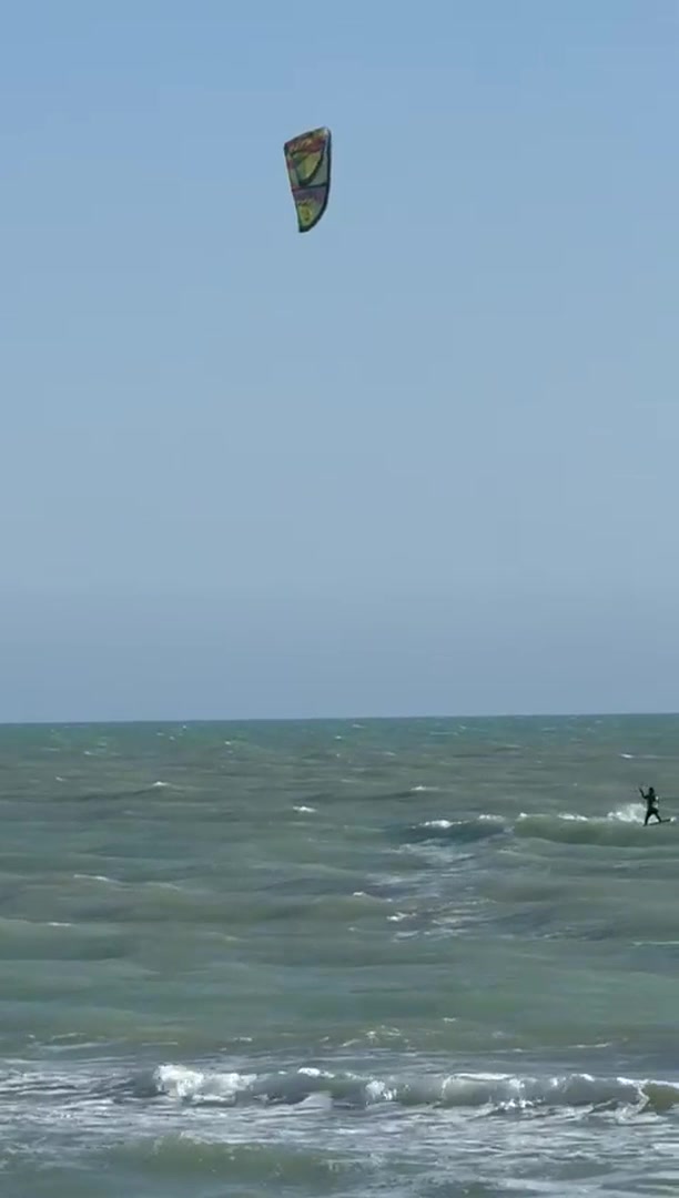 Panoramica del golfo con kite e rider in lontananza