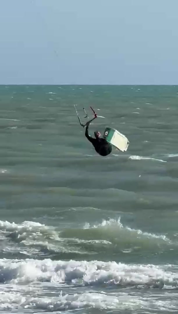 Rider che sfreccia sull'acqua